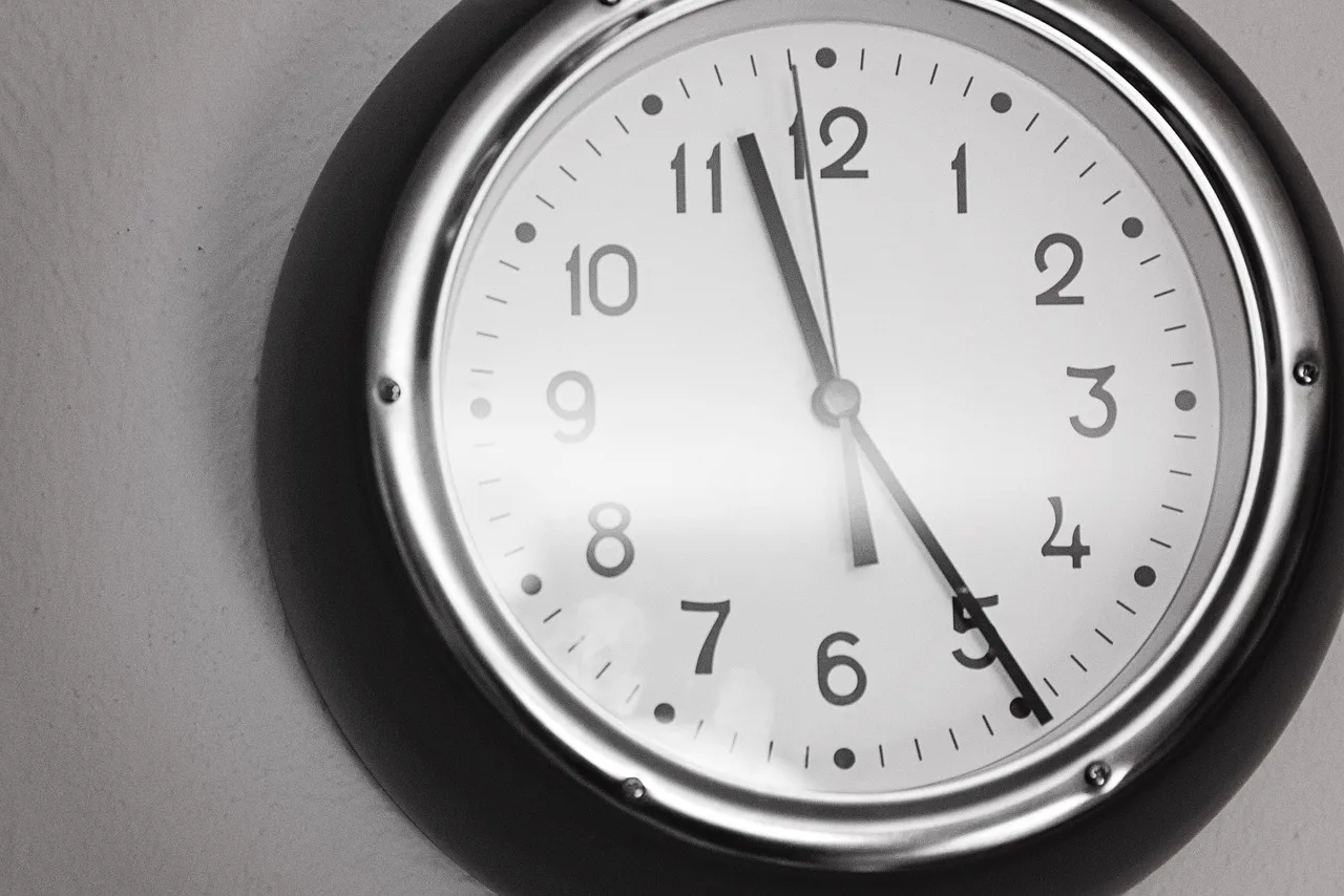 clock, timepiece, seconds, minutes, vintage, clock face, deadline, alarm, countdown, time, hours, punctual, schedule, gray time, gray clock, gray schedule, countdown, countdown, punctual, punctual, punctual, punctual, punctual, schedule, schedule, schedule, schedule